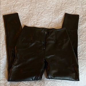 Best Yoga Store black eco-leather leggings size S